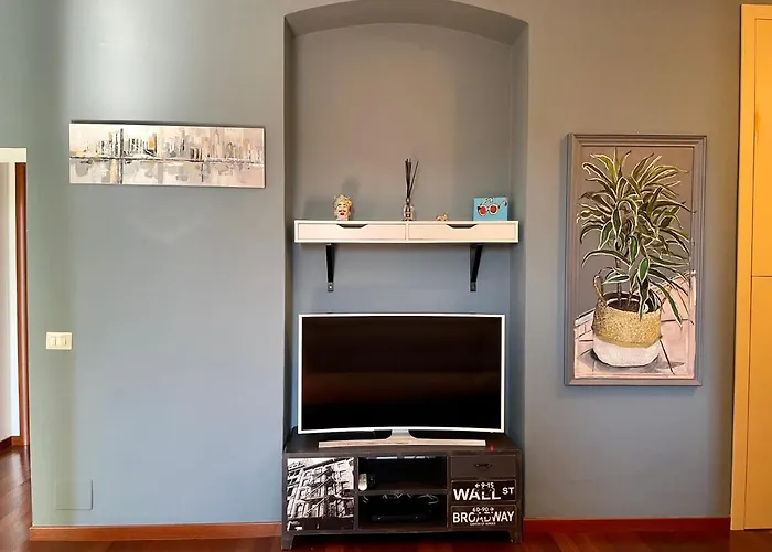 The Painting Apartment. A Central And Lovely Apartment In Milan